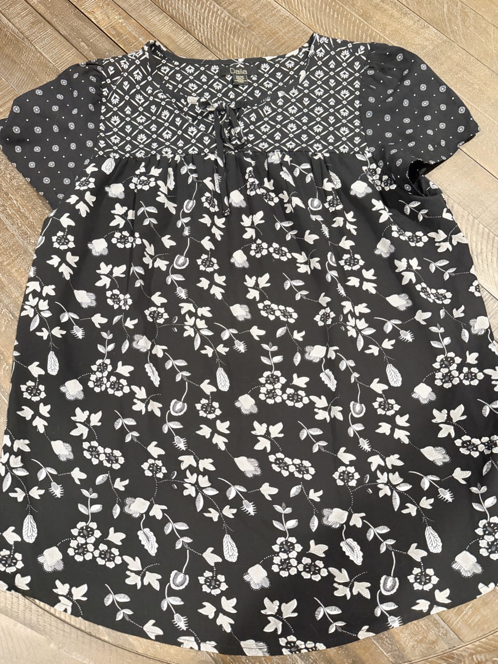 Dalia Women’s Mixed Print Floral Blouse – Size Medium